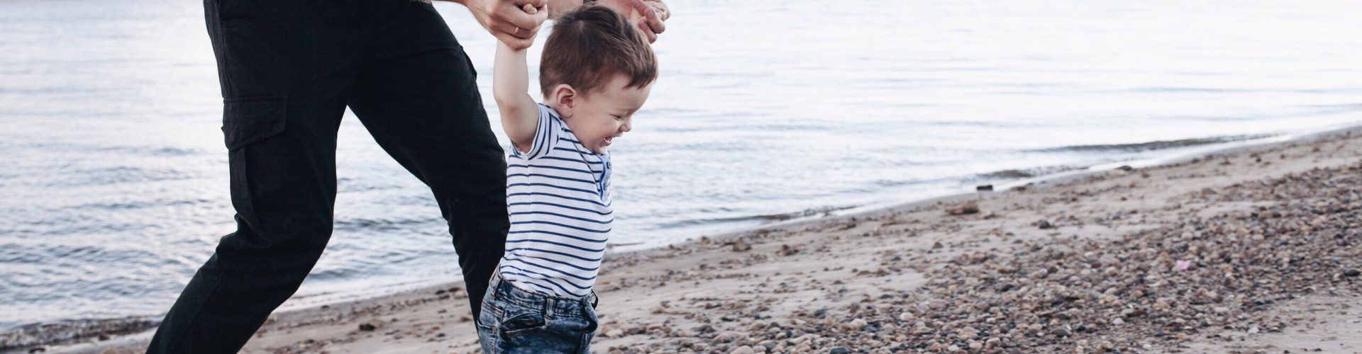 father-and-son-playing-ball_t20_PQz9b8